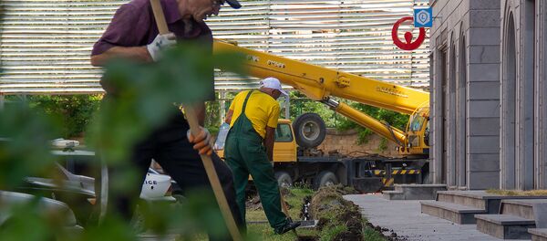 Рабочие устанавливают систему интелектуального полива газонов - Sputnik Армения