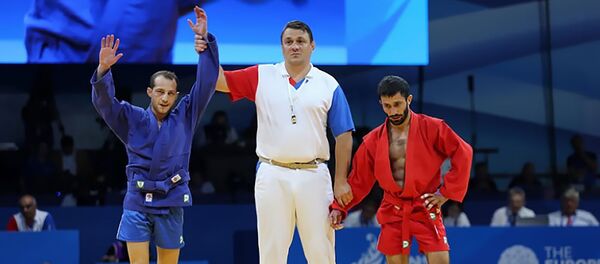 Рефери объявляет победителя финального поединка по самбо среди мужчин в весовой категории до 52 кг между Тиграном Киракосяном (Армения) и Агасифом Самадовым (Азербайджан) (23 июня 2019). Минск Рефери объявляет победителя финального поединка по самбо среди мужчин в весовой категории до 52 кг между Тиграном Киракосяном (Армения) и Агасифом Самадовым (Азербайджан) (23 июня 2019). Минск - Sputnik Արմենիա