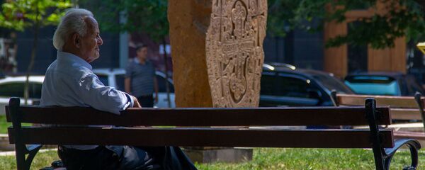 Пожилой человек в сквере Хачкаров, Ереван - Sputnik Армения