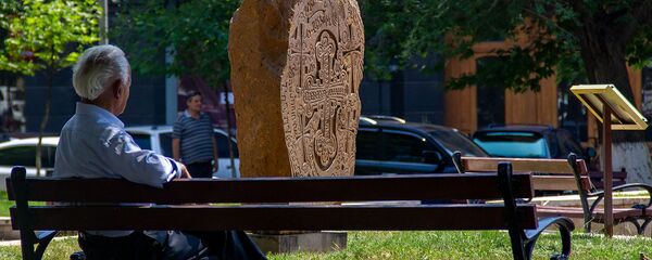 Пожилой человек в сквере Хачкаров, Ереван - Sputnik Արմենիա