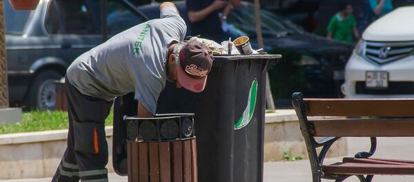 Сотрудник Sanitek убирает мусор в сквере Хачкаров в Ереване - Sputnik Армения