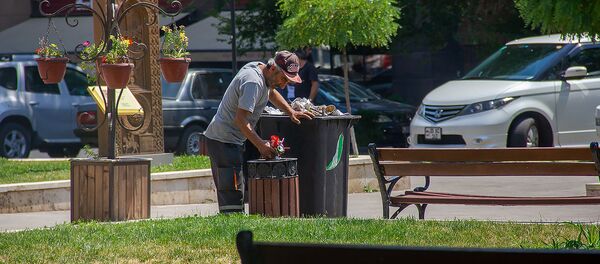Сотрудник Sanitek убирает мусор в сквере Хачкаров в Ереване Сотрудник Sanitek убирает мусор в сквере Хачкаров в Ереване - Sputnik Армения