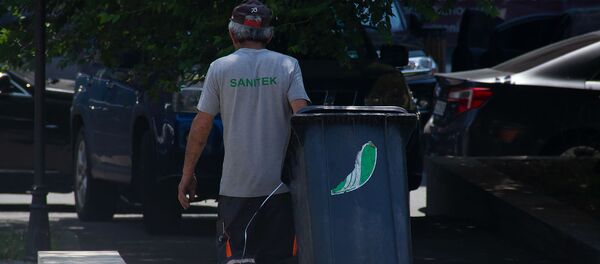 Сотрудник Sanitek убирает мусор в сквере Хачкаров в Ереване - Sputnik Արմենիա