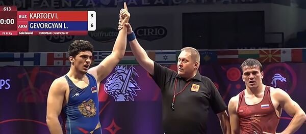 Рефери объявляет победителя финального поединка по борьбе среди мужчин в весовой категории до 92 кг между Левой Геворгяном (Армения) и Исламом Картоевым (Россия) (23 июня 2019). Фаенза - Sputnik Армения