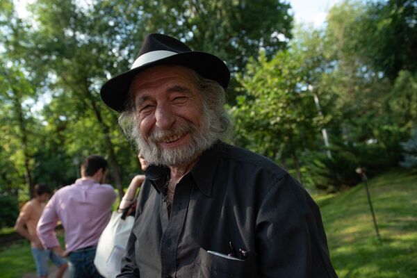 Бабуля ошибалась – родина есть: спевший с Азнавуром безумный музыкант влюблен в Армению - Sputnik Армения