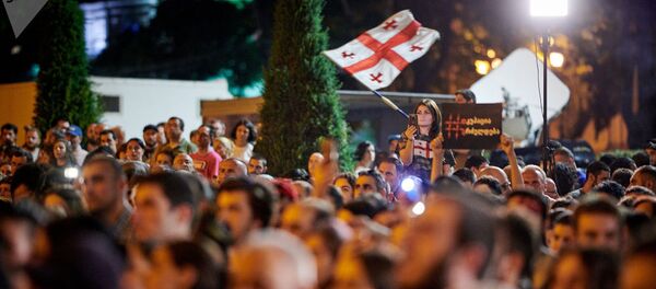 Активист с грузинским флагом на акции протеста перед зданием парламента Грузии (23 июня 2019). Тбилиси - Sputnik Արմենիա