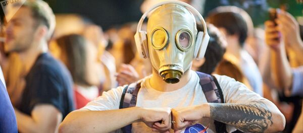 Активист в противогазе на акции протеста перед зданием парламента Грузии (23 июня 2019). Тбилиси Активист в противогазе на акции протеста перед зданием парламента Грузии (23 июня 2019). Тбилиси - Sputnik Армения