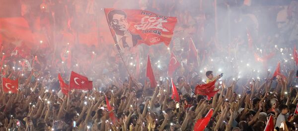 Mитинг сторонников кандидата в мэры Станбула Экрема Имамоглу в районе Бейликдузу (23 июня 2019). Стамбул Mитинг сторонников кандидата в мэры Станбула Экрема Имамоглу в районе Бейликдузу (23 июня 2019). Стамбул - Sputnik Армения