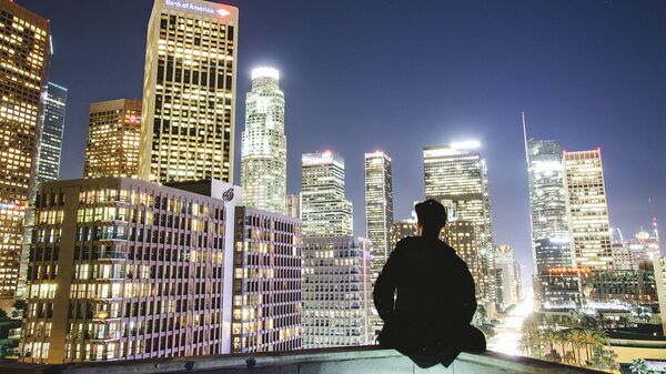 Молодой человек на крыше в центре Лос-Анджелеса - Sputnik Армения
