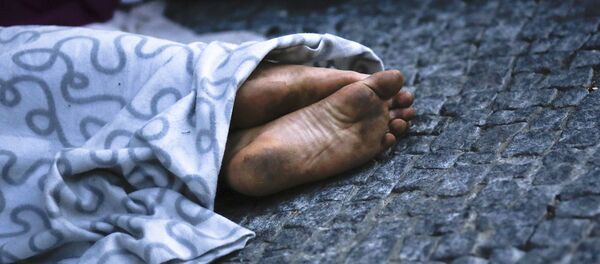 Мигрант, спящий на улице Мигрант, спящий на улице - Sputnik Արմենիա