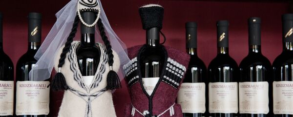 Бутылки вина на полках в фирменном магазине Киндзмараули Марани в Тбилиси Бутылки вина на полках в фирменном магазине Киндзмараули Марани в Тбилиси - Sputnik Армения