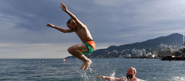 Отдыхающие купаются в Черном море в Ялте - Sputnik Արմենիա