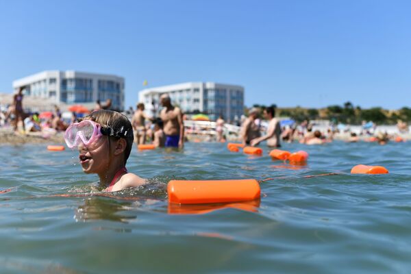 Отдыхающие купаются в Черном море возле пляжа Солдатский в Севастополе в Крыму - Sputnik Армения