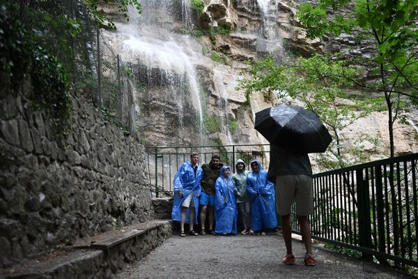 Группа туристов фотографируется на водопаде Учан-Су в окрестностях Ялты в Крыму - Sputnik Армения