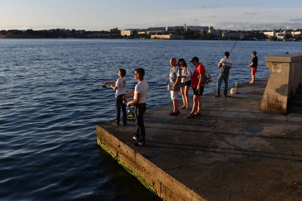 Отдыхающие на набережной в Севастополе в Крыму - Sputnik Армения