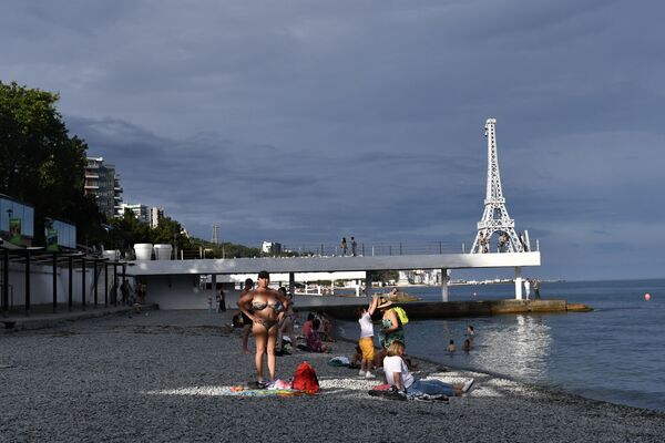 Отдыхающие на Массандровском пляже в Ялте в Крыму - Sputnik Армения