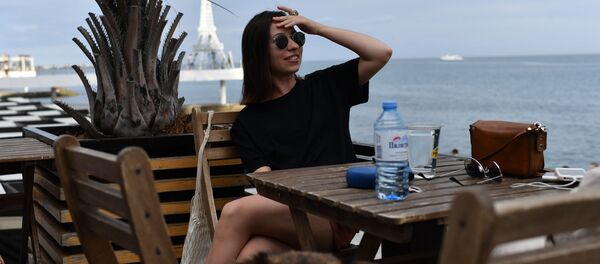 Девушка в кафе на Массандровском пляже в Ялте - Sputnik Армения
