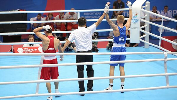 Рефери объявляет победителя поединка 1/8 финала по боксу среди мужчин в весовой категории до 56 кг между Жирайром Саркисяном (Армения) и Куртом Уокером (Ирландия) (24 июня 2019). Минск - Sputnik Արմենիա