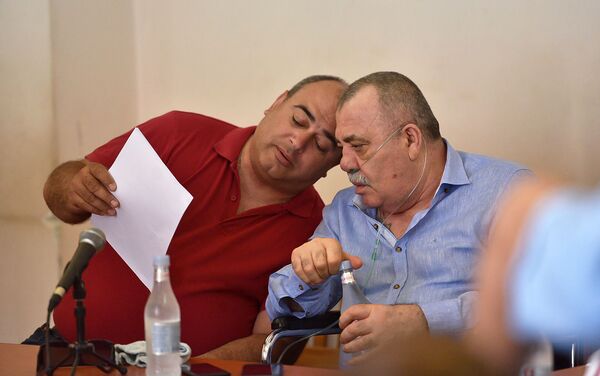 Манвел Григорян и адвокат Арсен Мкртчян на судебном заседании по своему делу (25 июня 2019). Еревaн - Sputnik Армения
