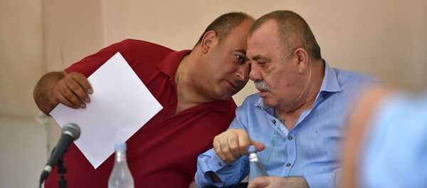 Манвел Григорян и адвокат Арсен Мкртчян на судебном заседании по своему делу (25 июня 2019). Еревaн - Sputnik Армения