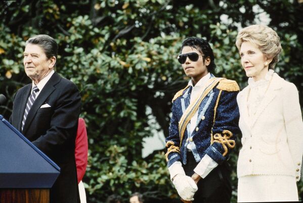 Американский певец Майкл Джексон во время получения Президентской премии, 1984 год - Sputnik Армения