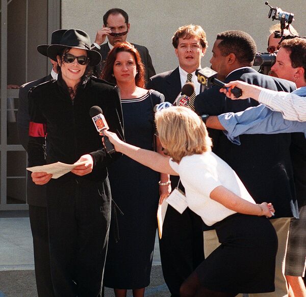 Певец Майкл Джексон у мемориального центра в честь принцессы Дианы в Лос-Анджелесе, 1997 год - Sputnik Армения
