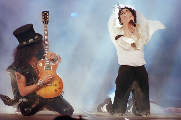 Рок-гитарист Slash и американский певец Майкл Джексон выступают на вручении премий MTV video Music Awards, 1995 год - Sputnik Армения