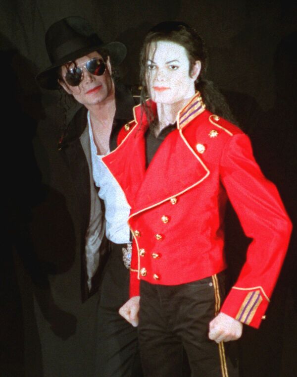 Американский певец Майкл Джексон со своей восковой фигурой в Музее восковых фигур Гревен в Париже, 1987 год - Sputnik Армения