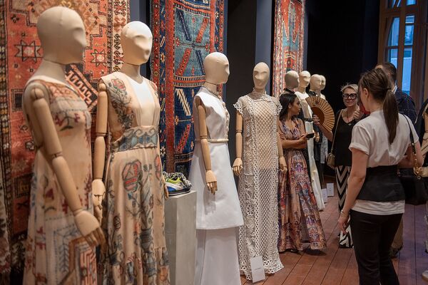 Именная сумочка жены Пашиняна и не только этника - армянские дизайнеры заявляют о себе - Sputnik Армения