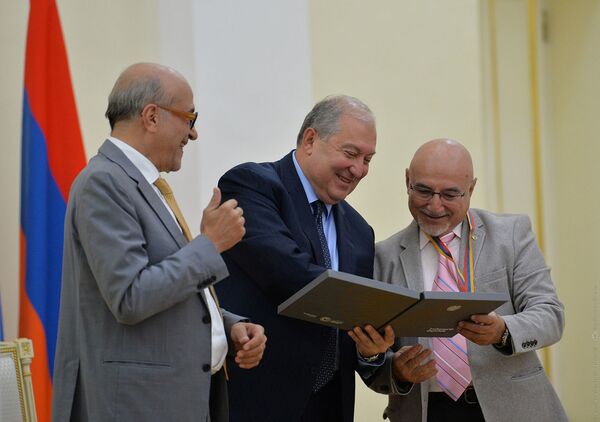 Սև ոտք, վարդագույն կուրծք. չկրկնվող ծալքեր ու շարժումներ ստեղծող Ջորջը Հայաստանում է Սև ոտք, վարդագույն կուրծք. չկրկնվող ծալքեր ու շարժումներ ստեղծող Ջորջը Հայաստանում է - Sputnik Արմենիա