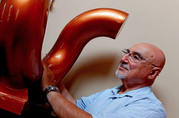 Սև ոտք, վարդագույն կուրծք. չկրկնվող ծալքեր ու շարժումներ ստեղծող Ջորջը Հայաստանում է Սև ոտք, վարդագույն կուրծք. չկրկնվող ծալքեր ու շարժումներ ստեղծող Ջորջը Հայաստանում է - Sputnik Արմենիա