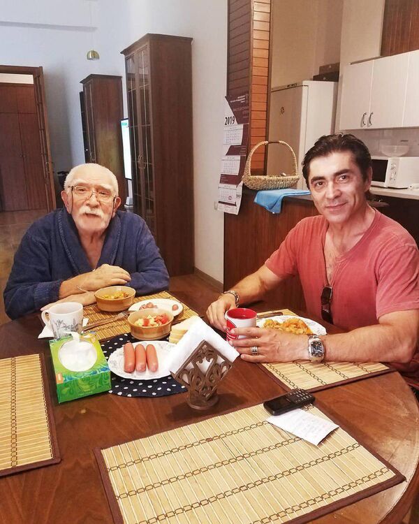 Помолодел или ужасно выглядит? Виталина и Степан бомбят ко дню рождения Джигарханяна - Sputnik Армения