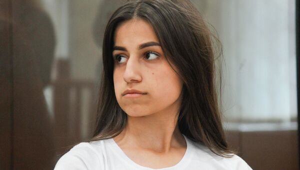 Одна из сестер Хачатурян, Ангелина, обвиняемая в соучастии в жестоком убийстве своего отца, во время рассмотрения ходатайства следствия о продлении домашнего ареста в Басманном суде (26 июня 2019). Москвa - Sputnik Армения