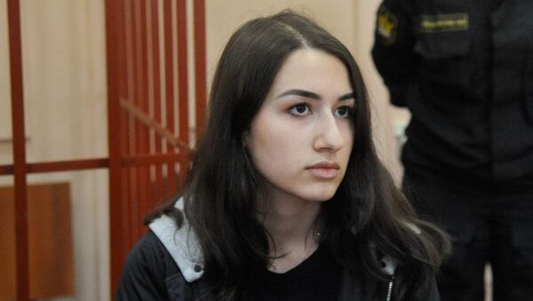 Одна из сестер Хачатурян, Мария, обвиняемая в соучастии в жестоком убийстве своего отца, во время рассмотрения ходатайства следствия о продлении домашнего ареста в Басманном суде (26 июня 2019). Москвa - Sputnik Армения
