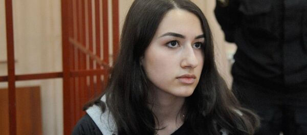 Одна из сестер Хачатурян, Мария, обвиняемая в соучастии в жестоком убийстве своего отца, во время рассмотрения ходатайства следствия о продлении домашнего ареста в Басманном суде (26 июня 2019). Москвa Одна из сестер Хачатурян, Мария, обвиняемая в соучастии в жестоком убийстве своего отца, во время рассмотрения ходатайства следствия о продлении домашнего ареста в Басманном суде (26 июня 2019). Москвa - Sputnik Արմենիա