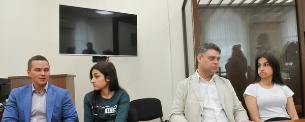 Сестры Ангелина (справа) и Крестина (слева) Хачатурян, обвиняемые в соучастии в жестоком убийстве своего отца, во время рассмотрения ходатайства следствия о продлении домашнего ареста в Басманном суде (26 июня 2019). Москвa - Sputnik Армения