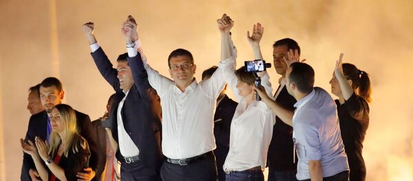 Кандидат в мэры Стамбула Экрем Имамоглу от оппозиционной Республиканской народной партии приветствует сторонников на митинге в районе Бейликдузу (23 июня 2019). Стамбул Кандидат в мэры Стамбула Экрем Имамоглу от оппозиционной Республиканской народной партии приветствует сторонников на митинге в районе Бейликдузу (23 июня 2019). Стамбул - Sputnik Արմենիա