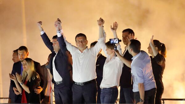 Кандидат в мэры Стамбула Экрем Имамоглу от оппозиционной Республиканской народной партии приветствует сторонников на митинге в районе Бейликдузу (23 июня 2019). Стамбул - Sputnik Армения