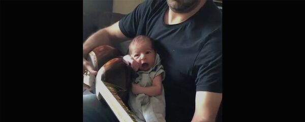 Малыш слушает живую музыку - Sputnik Армения