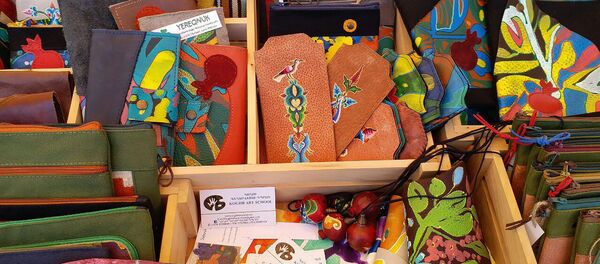 Сумки и сувениры из Школы искусств приграничного села Кохб - Sputnik Արմենիա