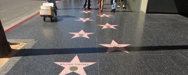 Люди прогуливаются по Аллее Славы, Голливуд - Sputnik Армения