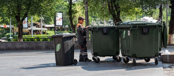 Сотрудник Sanitek убирает мусор в Ереване - Sputnik Армения