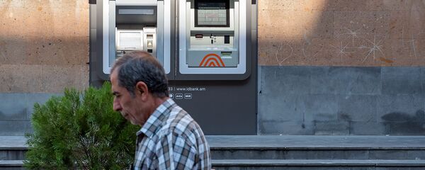 Прохожий у банкомата на Северном проспекте - Sputnik Արմենիա
