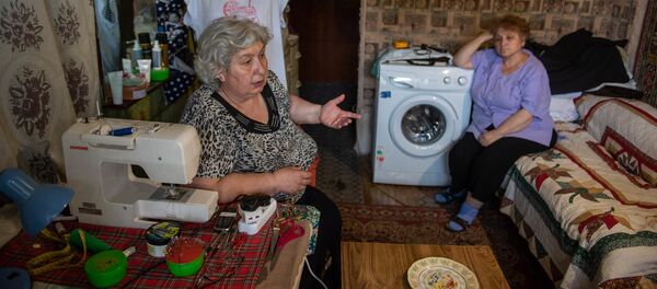 Жители норкского общежития Рита Степанян и Лаура Ананян - Sputnik Армения