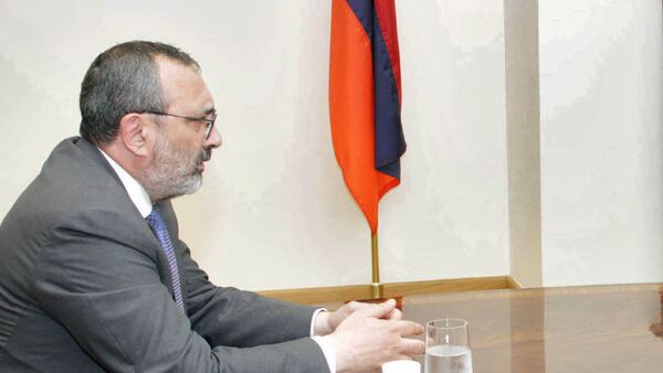 Глава МИД Карабаха Карен Мирзоян на встрече с армянским коллегой (4 мая 2017). Еревaн - Sputnik Армения