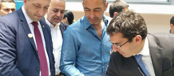 Юри Джоркаефф с юными футболистами в городе Ванадзор - Sputnik Արմենիա