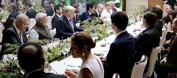 Трамп и Путин чокнулись бокалами перед официальным обращением Синдзо Абэ. G20 - Sputnik Армения