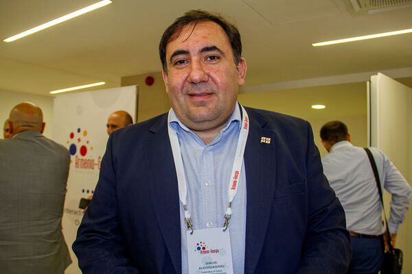 Армения уже не лидер: разлюбили ли армяне грузинские пляжи или это совсем другая история Армения уже не лидер: разлюбили ли армяне грузинские пляжи или это совсем другая история - Sputnik Армения