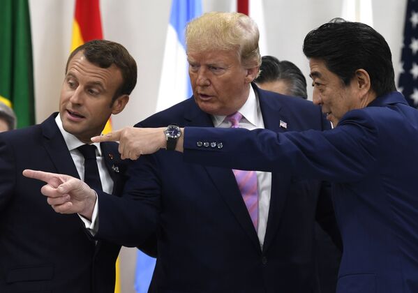 Президент Франции Эммануэль Макрон, президент Дональд Трамп и премьер-министр Японии Синдзо Абэ перед рабочей сессией на саммите G-20 в Осаке, Япония - Sputnik Армения