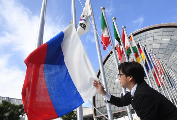 Вывешивание флага России у международного выставочного центра INTEX Osaka перед открытием саммита Группы двадцати в японской Осаке - Sputnik Армения